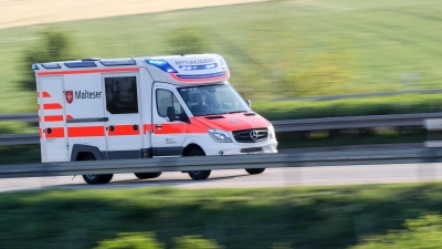 Bei einem Unfall am Samstag zwischen Auto und Motorrad verletzten sich die Beteiligten.  (Symbolbild: Jan Woitas/dpa-Zentralbild/dpa)