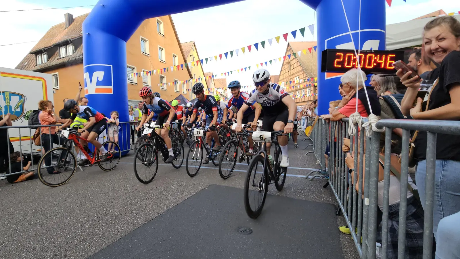 Das 12. Altstadtrennen ist gestartet. 46 Teams sind am Start. Jeder der sieben Fahrer im Team macht 15 Minuten, dann wird am Kirchweihplatz der Transponder gewechselt zum nächsten Sportler. (Foto: Wolfgang Grebenhof)