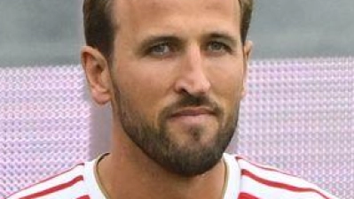 Harry Kane (r) ist nach dem WM-Urlaub zurück. (Foto: Peter Kneffel/dpa)