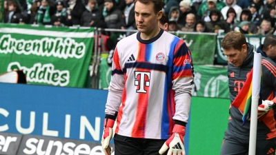 Manuel Neuer, hier beim Aufwärmen in Bremen, fällt mit einer Wadenverletzung aus. (Foto: Carmen Jaspersen/dpa)