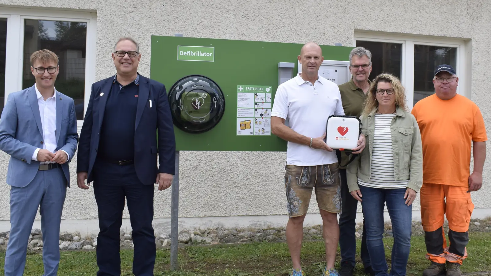 Landrat Marco Meier, Bürgermeister Michael Dörr, Sebastian Klostermeier, Thomas Hubinger, Michaela Botz vom Förderverein und Harald Zeller vom Bauhof (von links) freuten sich, dass ein weiterer Defibrillator-Standort am alten Kindergarten aufgestellt werden konnte. (Foto: Christina Özbek)