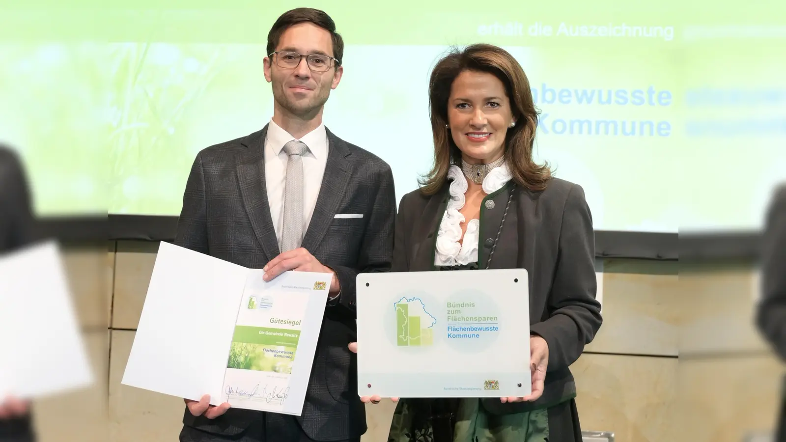 Bürgermeister Manuel Döhler erhält das Gütesiegel von Landwirtschaftsministerin Michaela Kaniber. (Foto: Pia Regnet/StMELF)