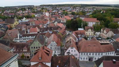 Machen hohe Ablösesummen für Stellplätze die Uffenheimer Innenstadt für Geschäftsleute unattraktiver? Darüber würde eifrig diskutiert. (Foto: Gerhard Krämer)