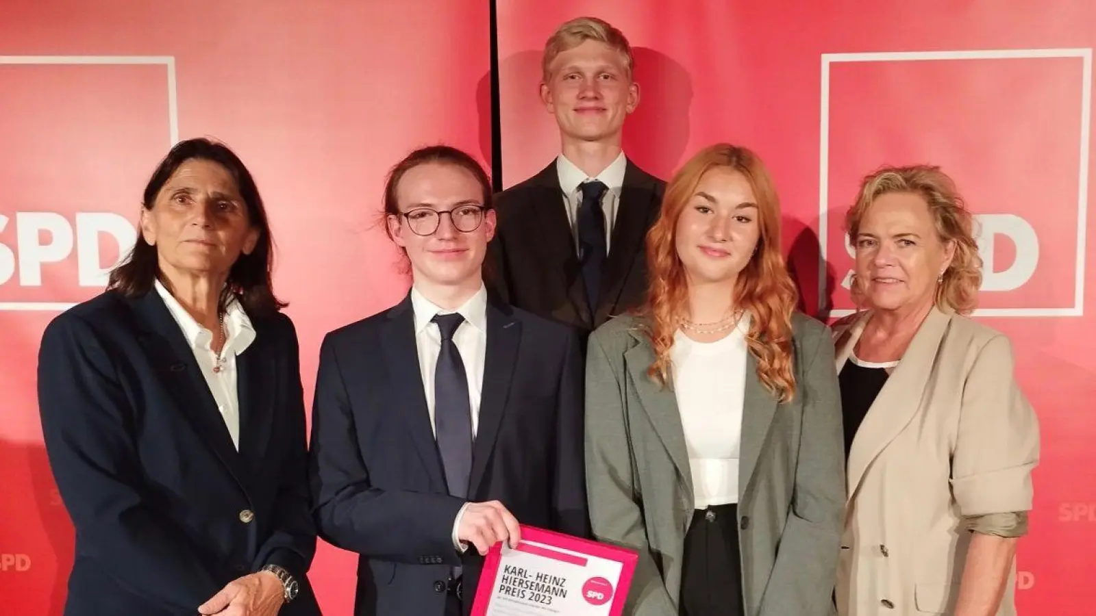 Nahmen jetzt an der Preisverleihung in Erlangen teil: Alexandra Hiersemann, Julia Schrenk, Timo Buß, Moritz Brunner und Dr. Barbara Haas (von rechts). (Foto: privat)