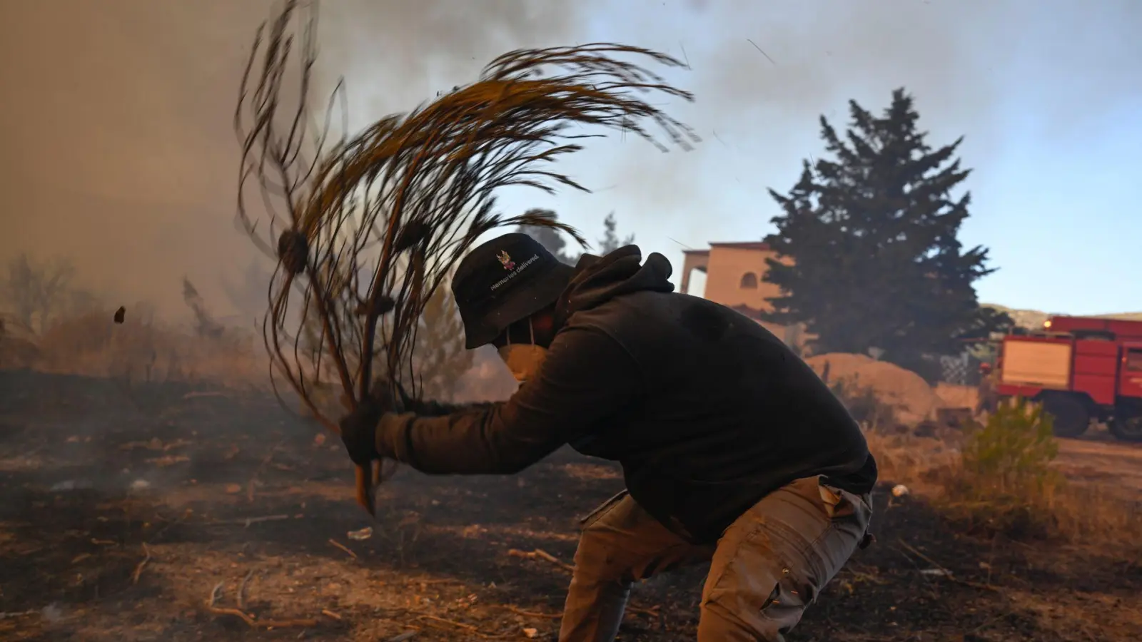 Hunderte Feuerwehrleute, aber auch viele Freiwillige sind in Griechenland im Dauereinsatz. (Foto: Michael Varaklas/AP/dpa)