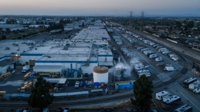 Das Kühlen von außen hat die Temperatur eines mit Chemikalien gefüllten Tanks nicht sinken lassen - noch suchen die Behörden händeringend nach einer Lösung, um eine Explosion oder ein Riesenleck zu verhindern. (Foto: Ethan Swope/AP/dpa)