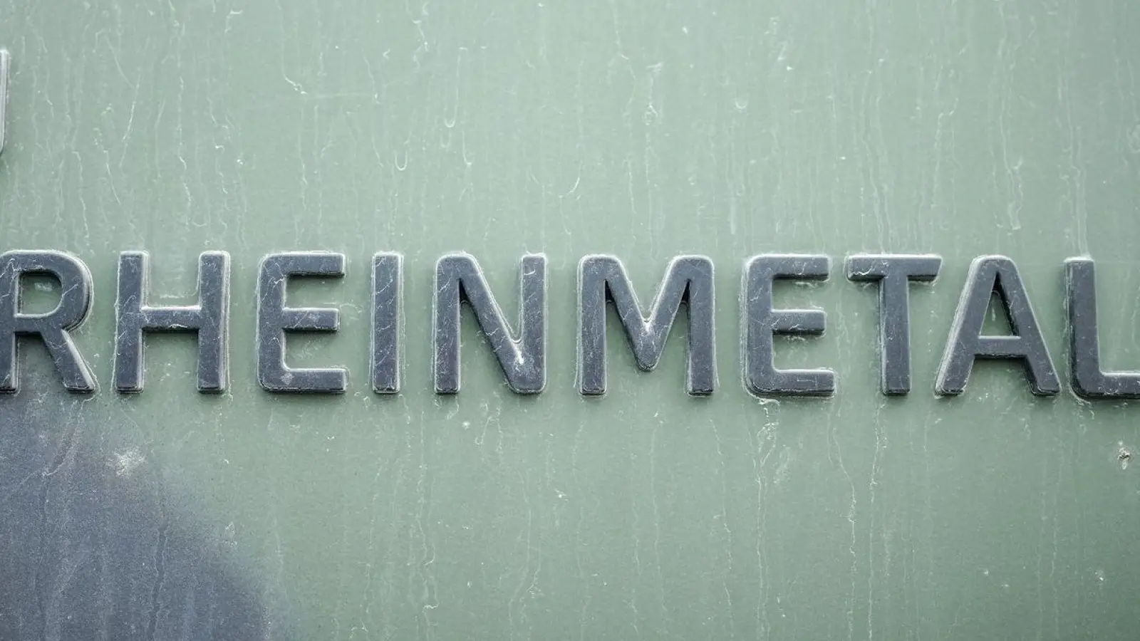 Das Logo des Rüstungskonzerns Rheinmetall ist an einem Fahrzeug der Bundeswehr zu sehen. (Foto: Kay Nietfeld/dpa)