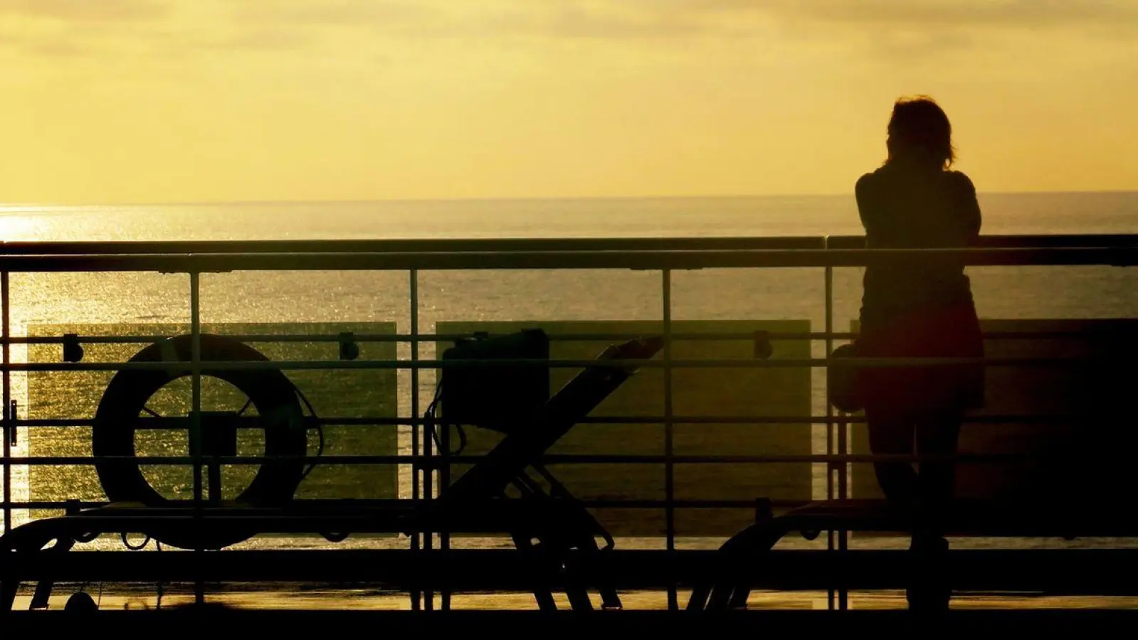 Wer absehen kann, dass er - obwohl gesund - ein Kreuzfahrtschiff nicht verlassen kann, sollte Kontakt zum Arbeitgeber aufnehmen und um weitere Urlaubstage bitten. (Foto: Andrea Warnecke/dpa-tmn/dpa)