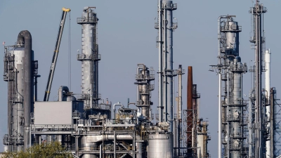 Die kriselnde Chemiebranche schlägt in Brüssel Alarm (Archivbild) (Foto: Uwe Anspach/dpa)