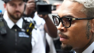 Der US-Sänger Chris Brown plädiert auf nicht schuldig. (Foto: Frank Augstein/AP/dpa)