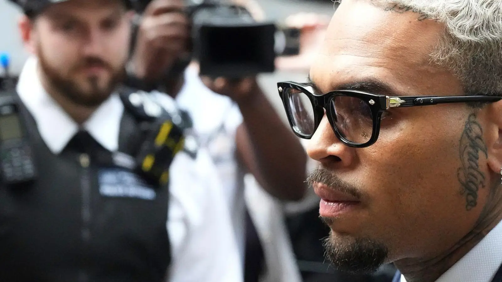 Der US-Sänger Chris Brown plädiert auf nicht schuldig. (Foto: Frank Augstein/AP/dpa)