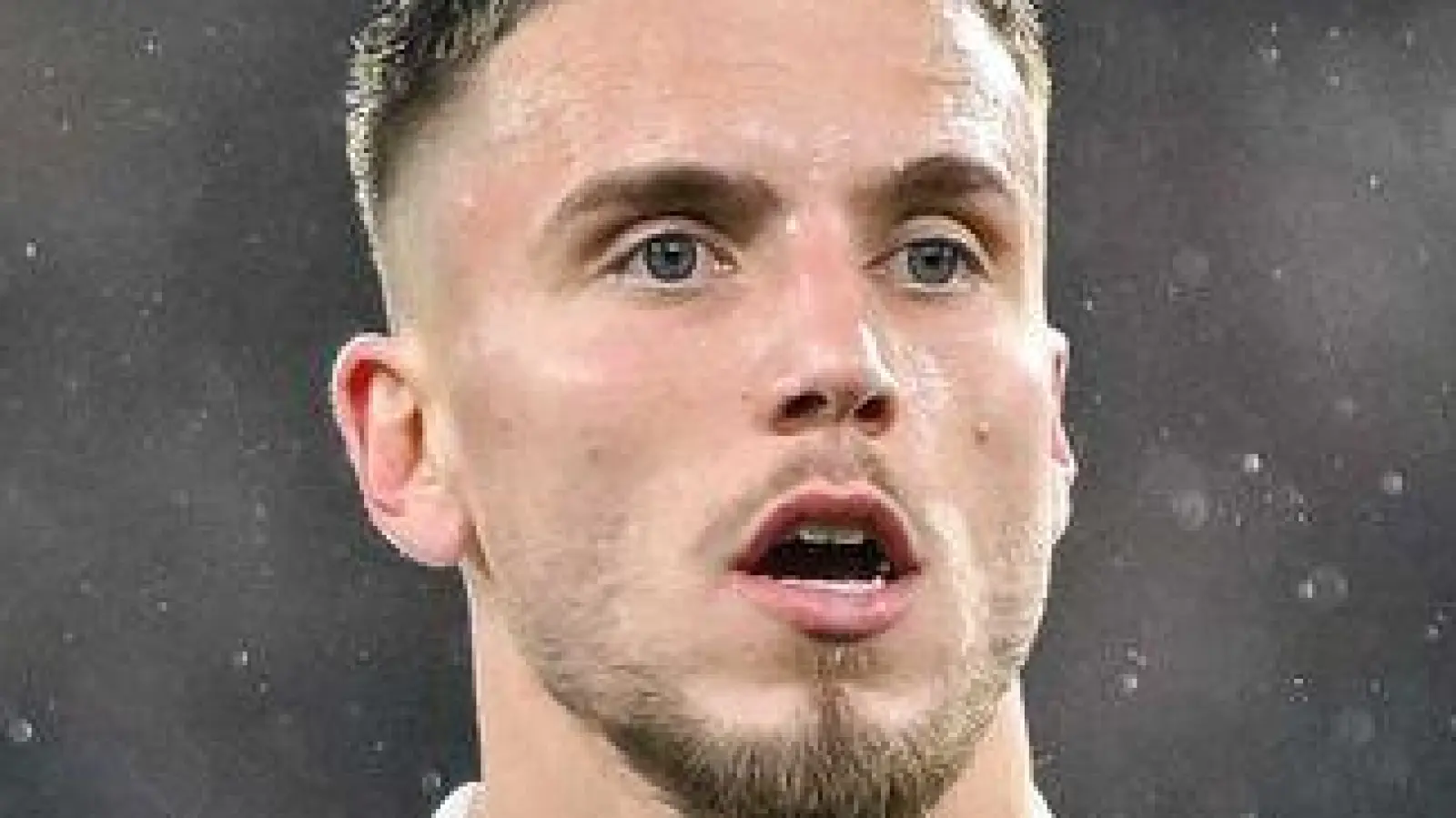 Ermedin Demirovic feiert sein 1:0. (Foto: Harry Langer/dpa)