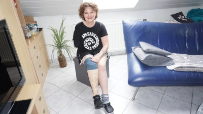 Langsam geht es aufwärts: Mit ihrer Beinprothese ist Conny Sichermann wieder ein Stück weit mobiler. (Foto: Andrea Walke)