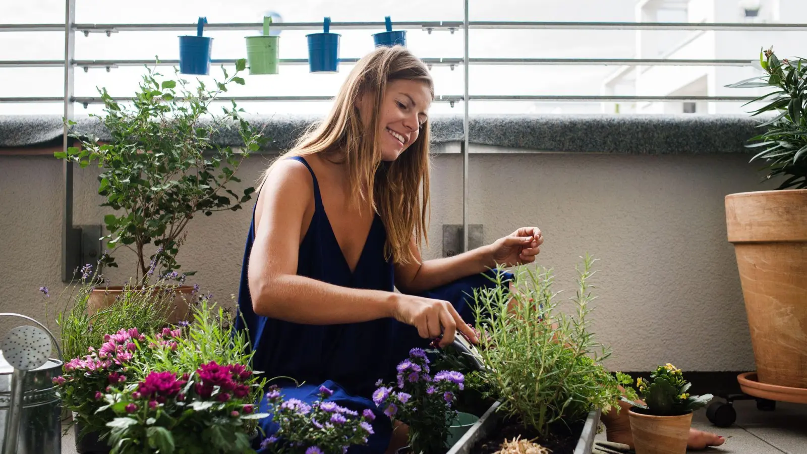 Frühlingsstart auf dem Balkon: Mit pflegeleichten Blumen wird es schnell bunt und einladend. (Foto: Franziska Gabbert/dpa-tmn)