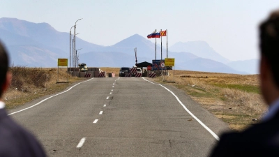 Ein Kontrollpunkt der russischen Friedenstruppe auf einer Straße in Richtung der Region Berg-Karabach. (Foto: Vahram Baghdasaryan/PHOTOLURE/AP/dpa)
