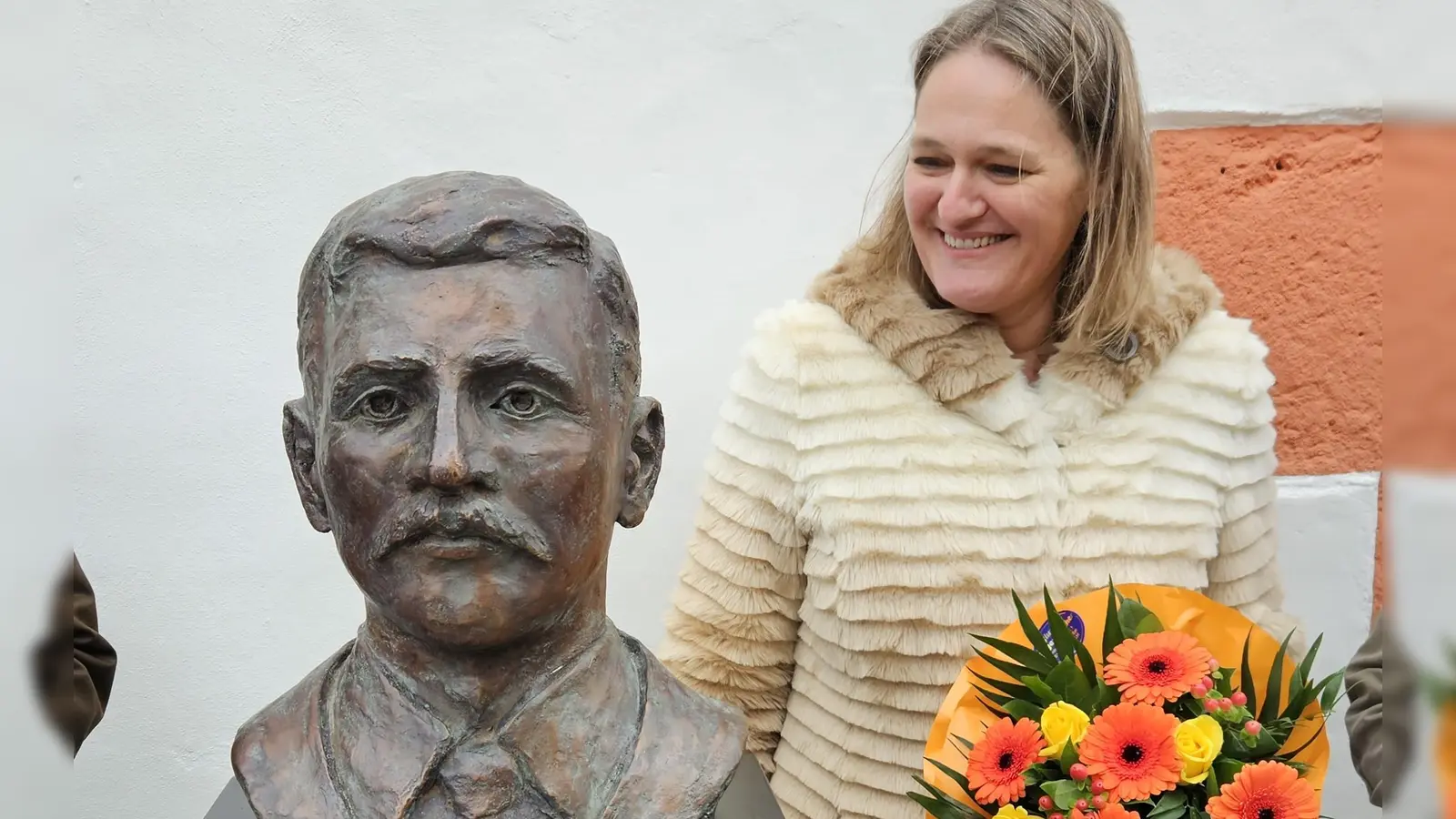 Liebevoller Blick: Bildhauerin Sabine Thalhammer hat die Weißkopf-Büste gestaltet. (Foto: Wolfgang Grebenhof)