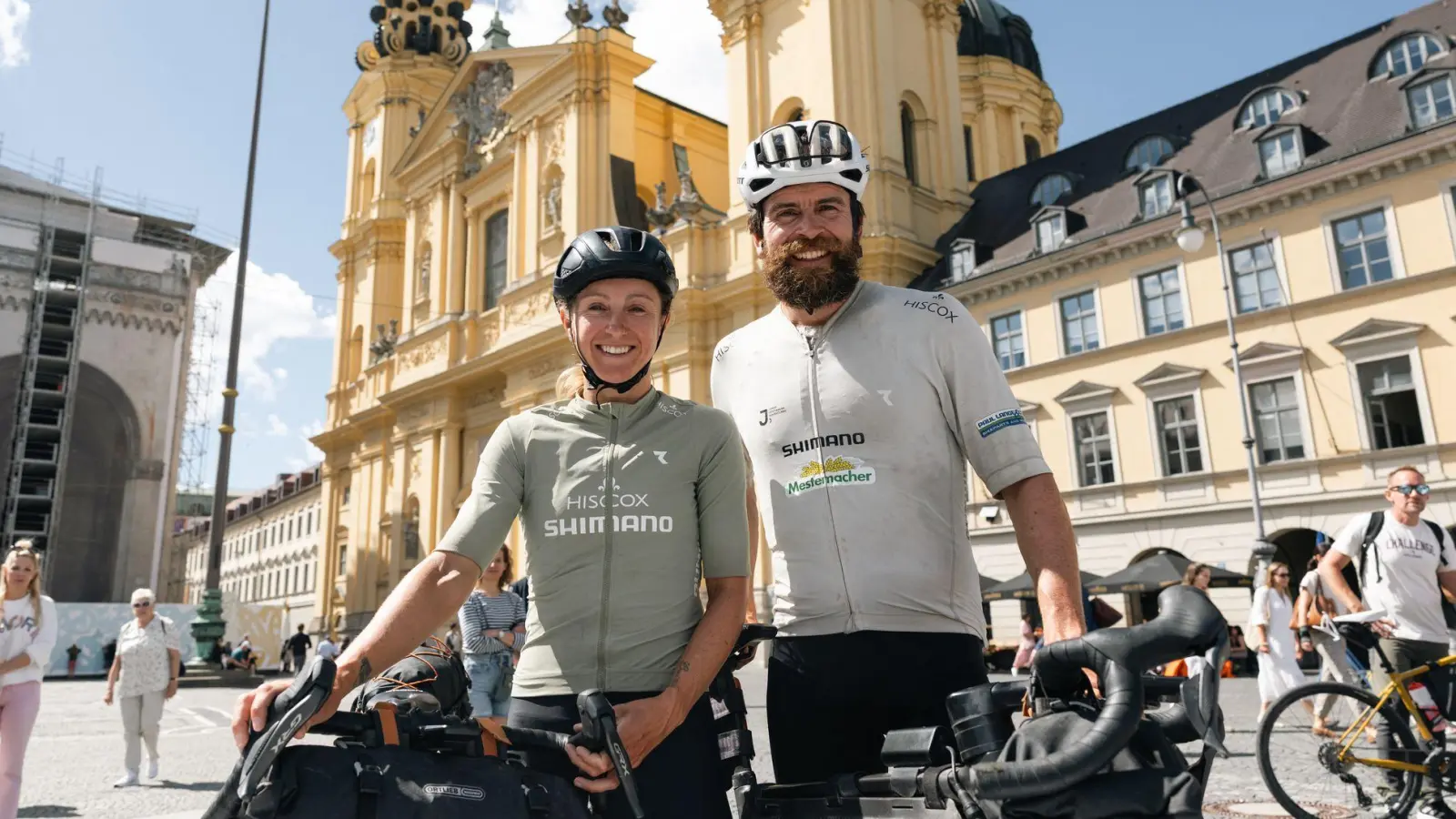 Die Extremsportler Jonas Deichmann und Josefine Rutkowski sind mit ihren Rädern 24.000 Kilometer durch Europa gefahren. (Foto: Andreas Zitt/dpa)