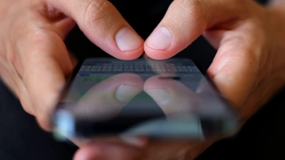 Wer Textnachrichten mit zwei Daumen tippt, macht schon einiges richtig. Diese kleine Umstellung entlastet nämlich die Daumensattelgelenke.  (Foto: Karl-Josef Hildenbrand/dpa/dpa-tmn)