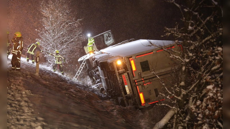 Auf der A6 bei Feuchtwangen verunglückte schon am Sonntagabend ein Sattelschlepper bei winterlichen Verhältnissen. (Symbolbild: NEWS5/Markus Zahn)