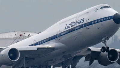 Die Lufthansa wird Passagieren ab kommendem Jahr die Umweltkosten in Rechnung stellen. (Foto: Boris Roessler/dpa)