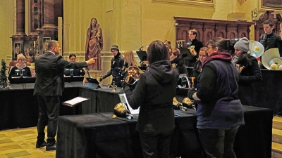 Gastierte bei den Stiftsbasilika-Konzerten Herrieden: der Handglockenchor Gotha, den Matthias Eichhorn leitet. (Foto: Elke Walter)