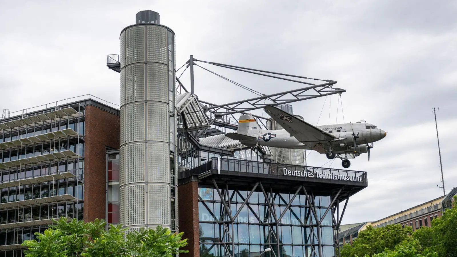 Rosinenbomber als Erkennungszeichen: Auf dem Dach des Deutschen Technikmuseums in Berlin hängt eine Douglas C-47 Skytrain. (Foto: Christophe Gateau/dpa/dpa-tmn)