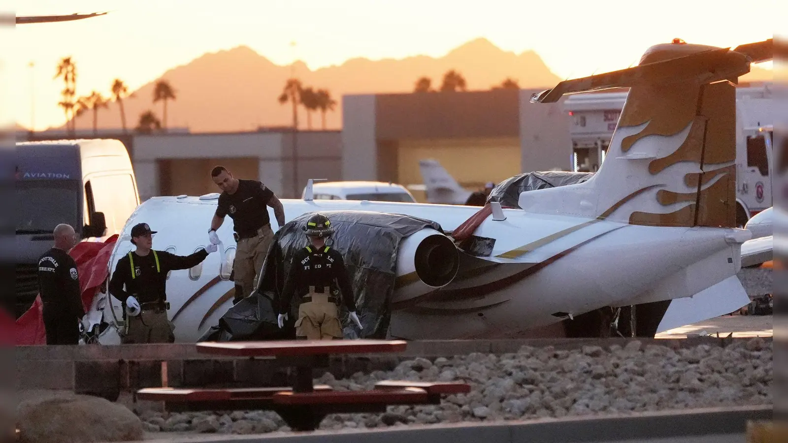 Am Flughafen Scottsdale hat ein Privatjet ein parkendes Flugzeug gerammt. (Foto: Ross D. Franklin/AP/dpa)