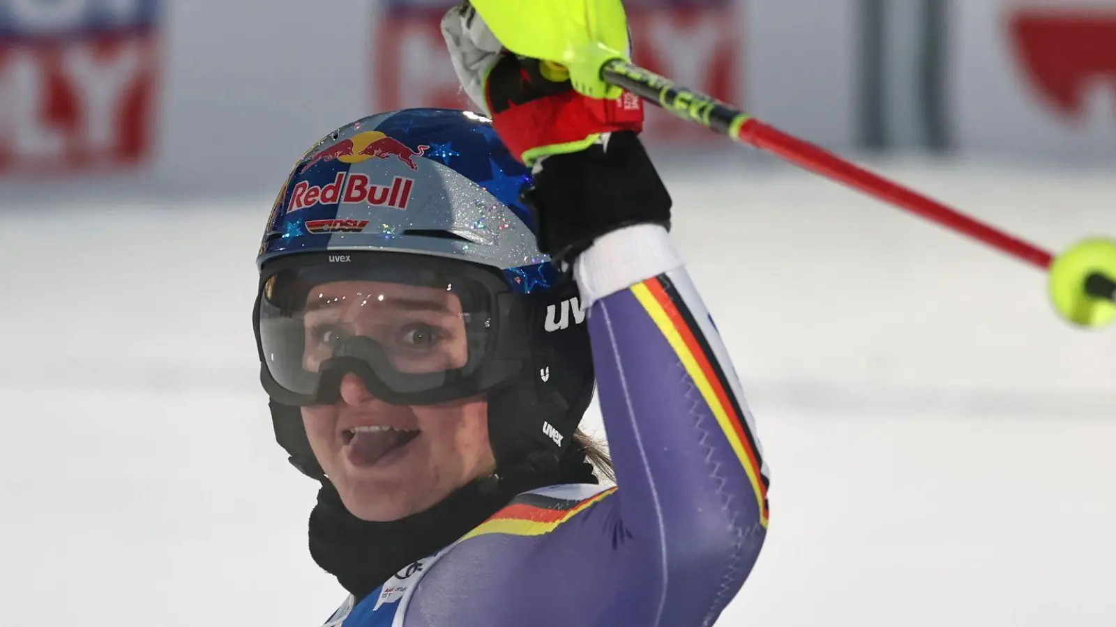 Emma Aicher fuhr überraschend auf das Podium beim Weltcup-Slalom in Levi. (Foto: Marco Trovati/AP/dpa)