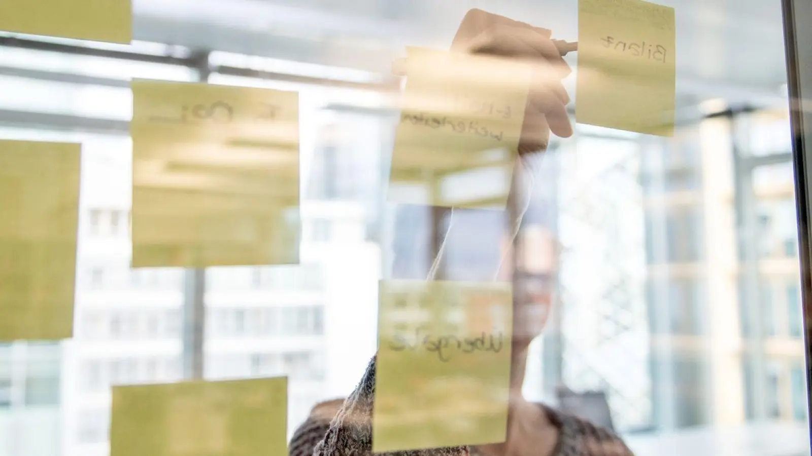 Der Drang zu Perfektion und Überanalysieren ist oft belastend - „gut genug“-Entscheidungen können in solchen Situationen helfen. (Foto: Zacharie Scheurer/dpa-tmn/dpa)