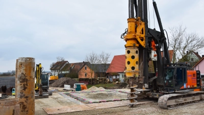 Das mächtige Spezial-Tiefbohrgerät steht für die Gründung des Schöpfwerkgebäudes bereit. Eine betonierte Bohrschablone soll ein genaues Arbeiten ermöglichen. (Foto: Werner Wenk)