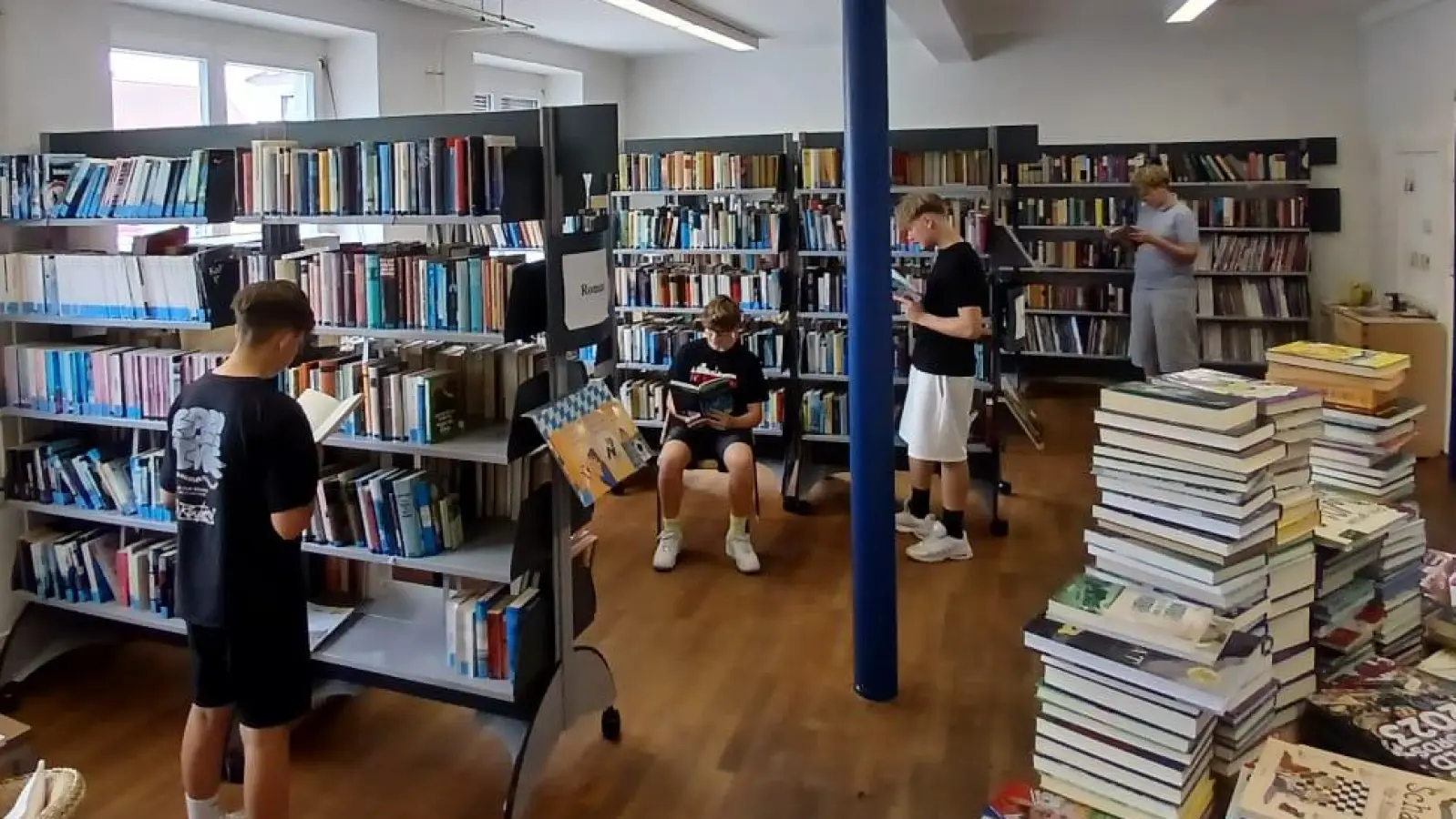 Die Stadtbücherei in den Räumen der Edith-Stein-Realschule soll künftig durch Schülerinnen und Schüler im Rahmen eines Schulprojekts unterstützt werden. (Foto: Marcus Pfalzer)