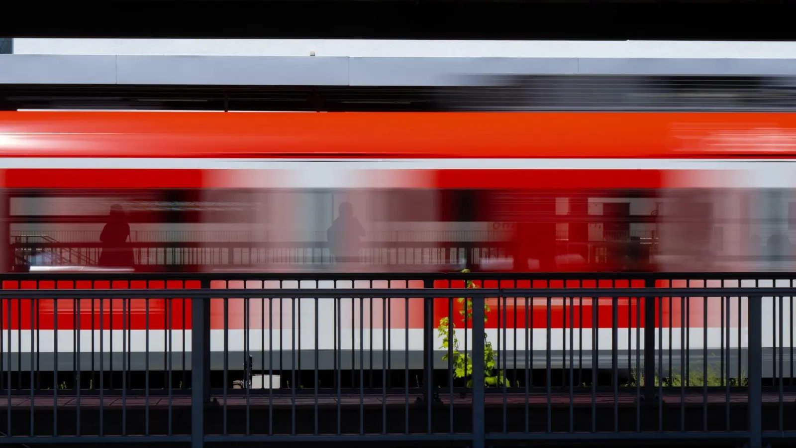 Wegen des Verdachts, auf eine Lok seien Schüsse abgefeuert worden, ist der Bahnhof Geltendorf in der Nacht für mehrere Stunden gesperrt worden (Archivbild).  (Foto: Sven Hoppe/dpa)