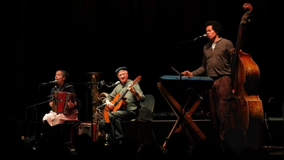 Beim Auftritt in den Kammerspielen (von links): Sarah Well, Hans Well und Komalé Akakpo. (Foto: Thomas Wirth)