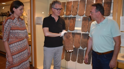 Bei der Vernissage im Fränkischen Museum (von links): Leiterin Dr. Uta Karrer erklärte dem Vorsitzenden des Vereins für Volkskunst und Volkskunde, Feuchtwangens Bürgermeister Patrick Ruh, und dessen Stellvertreter Herbert Lindörfer Exponate der Feierabendziegel-Ausstellung. (Foto: Erich Herrmann)