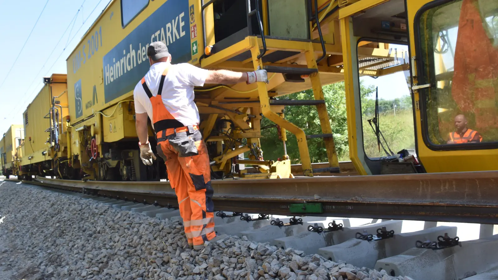 Alte Gleise und Schwellen abbauen, neue wieder verlegen – diese Arbeitsschritte schafft Heinrich der Starke sozusagen in einem Zug. (Foto: Andreas Reum)