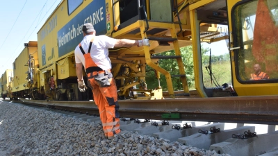 Alte Gleise und Schwellen abbauen, neue wieder verlegen – diese Arbeitsschritte schafft Heinrich der Starke sozusagen in einem Zug. (Foto: Andreas Reum)