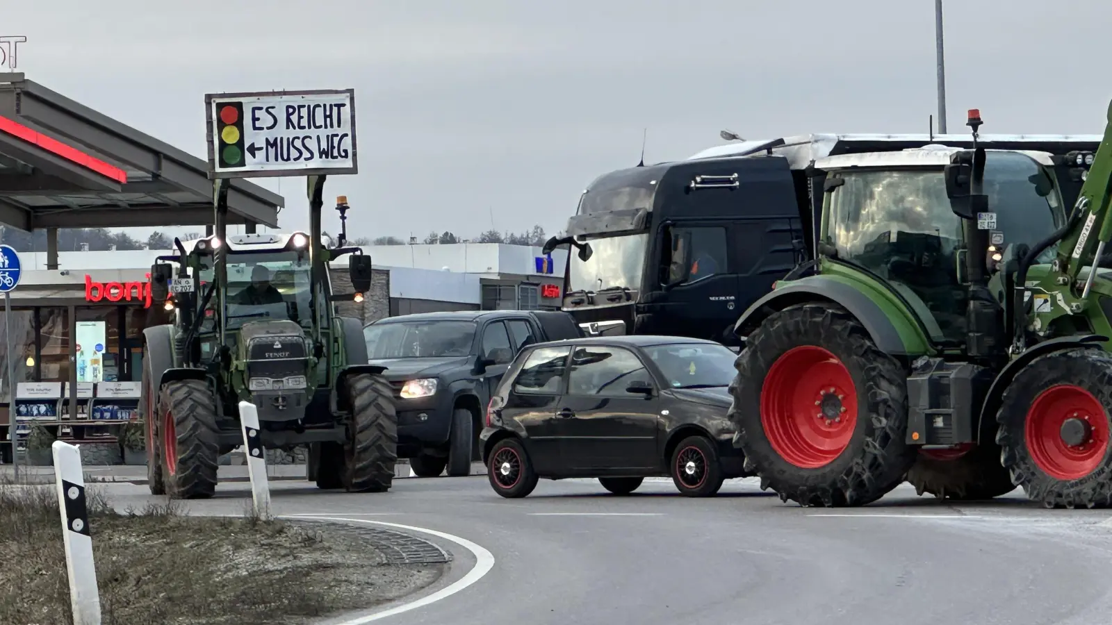 Am Autohof bei Aurach staute es sich im Kreisverkehr. (Foto: Gudrun Bayer)