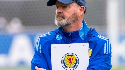 Steve Clarke, Trainer der schottischen Nationalmannschaft, schaut dem Training zu. (Foto: Peter Kneffel/dpa)
