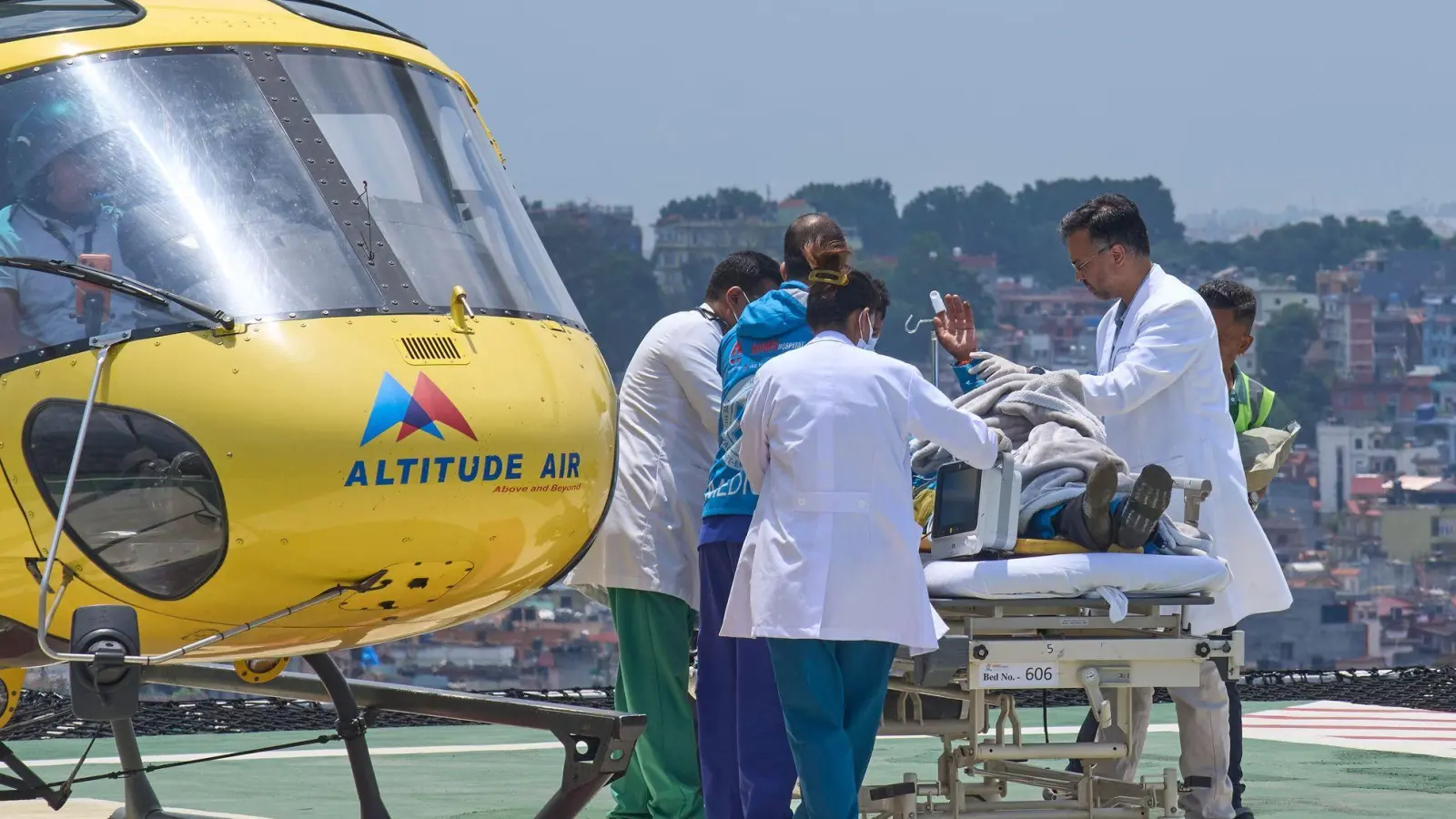 Der Bergführer wurde nach seiner Rettung in ein Krankenhaus gebracht.   (Foto: Niranjan Shrestha/AP/dpa)