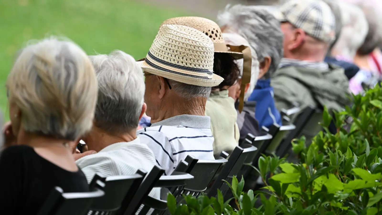 Einige wollen länger arbeiten: Rentner in Deutschland. (Archivbild) (Foto: Arne Dedert/dpa)
