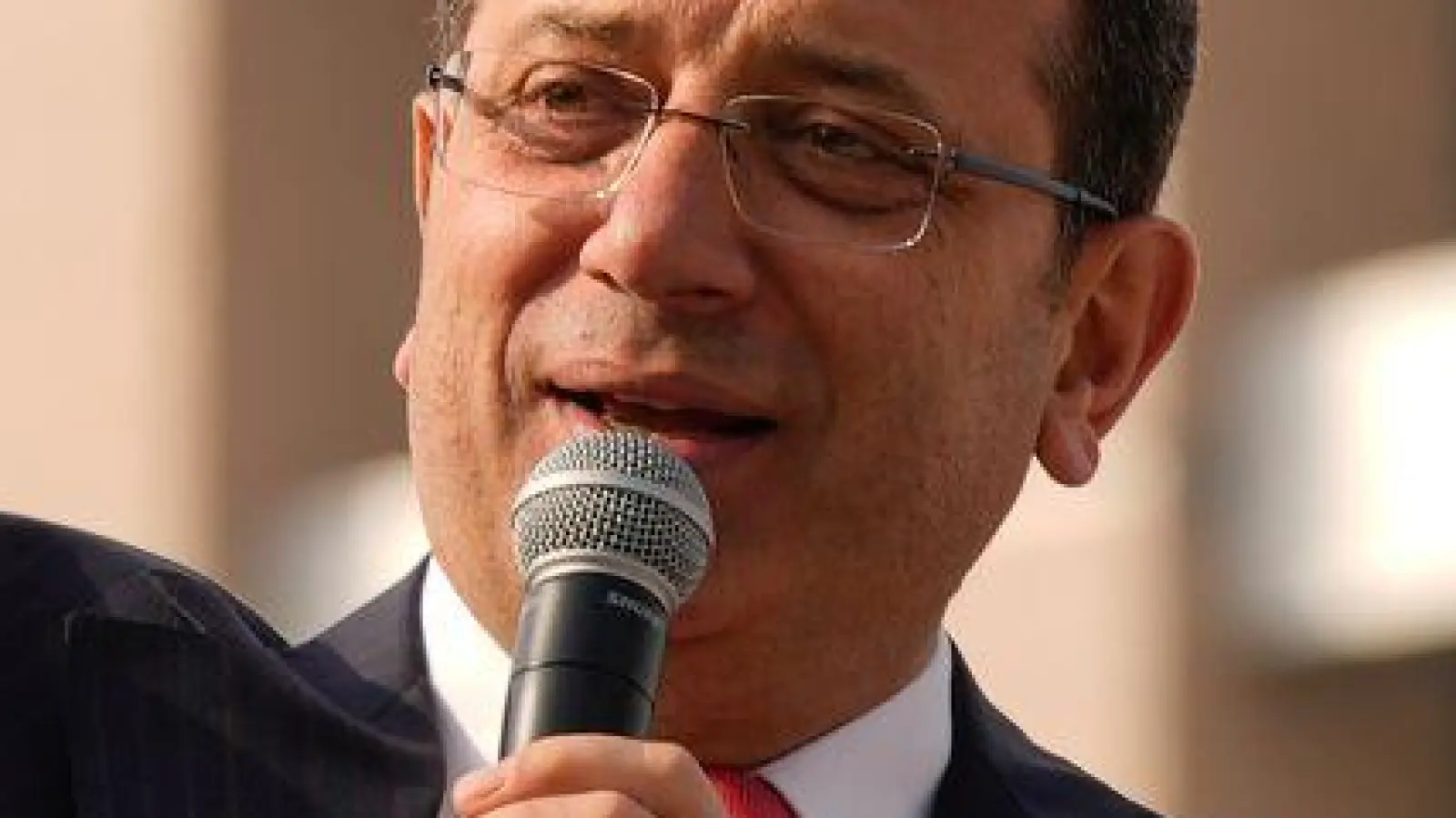 Istanbuls Bürgermeister Ekrem Imamoglu vor seiner Inhaftierung. (Archivbild) (Foto: Emrah Gurel/AP/dpa)