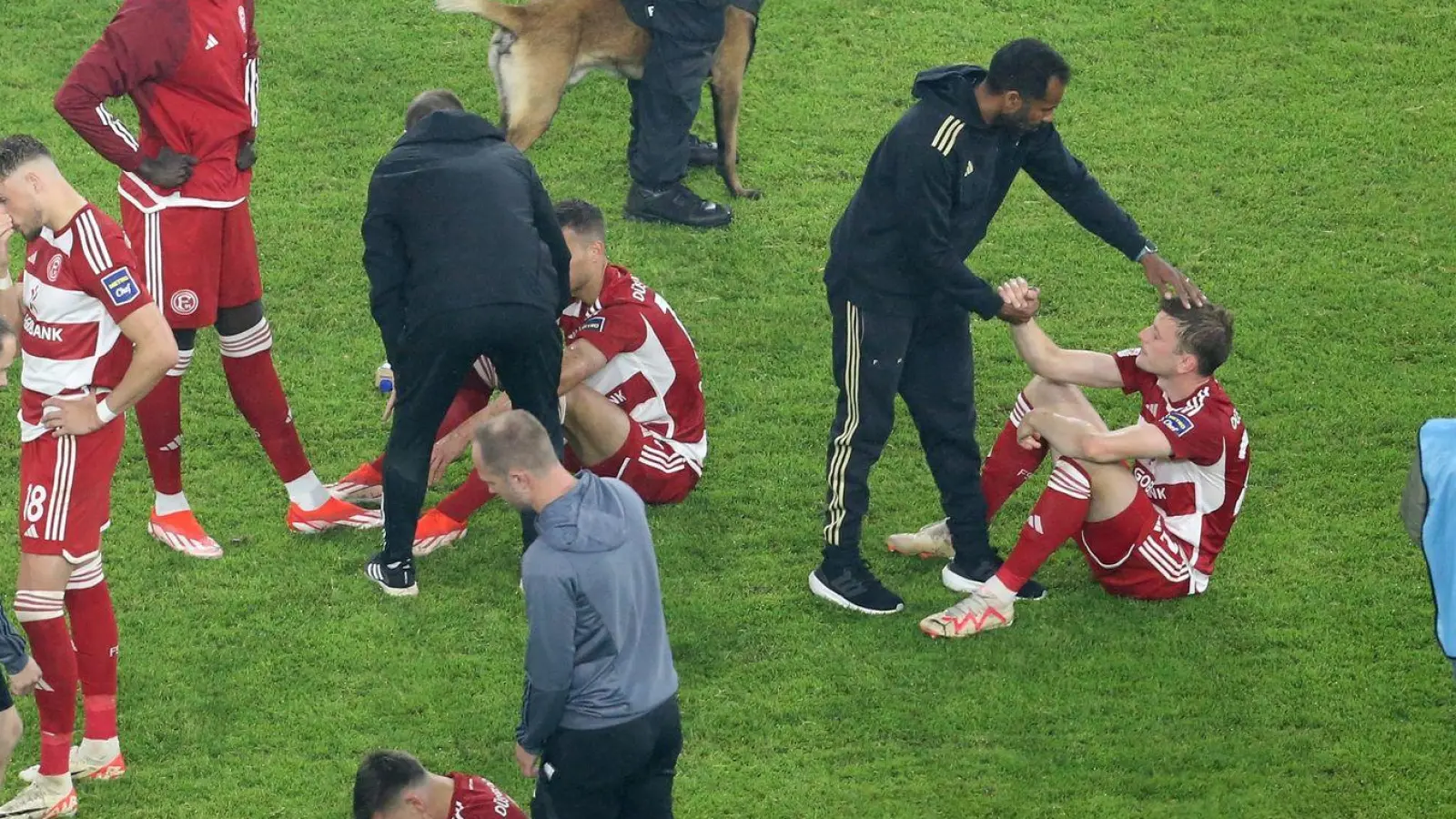 Fortunas große Aufstiegsparty, die nach dem deutlichen 3:0-Hinspielerfolg schon geplant war, fällt aus. (Foto: Roland Weihrauch/dpa)