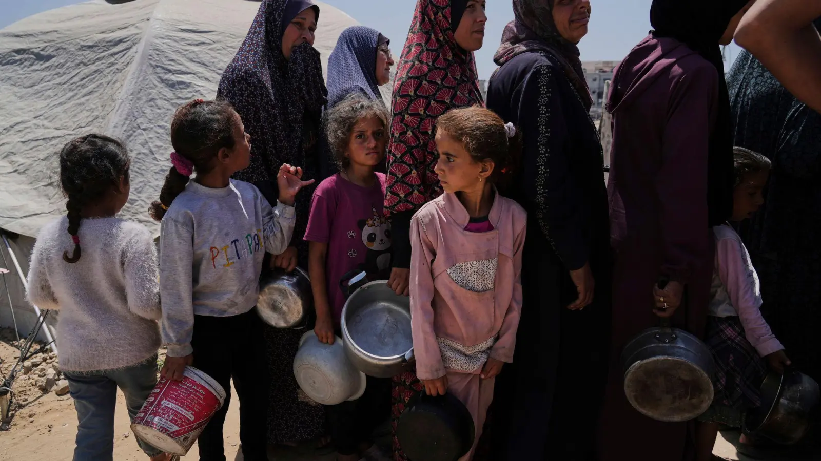 Erstmals seit Aufhebung der israelischen Blockade erreichen Hilfslieferungen einige Palästinenser im Gazastreifen.  (Foto: Jehad Alshrafi/AP/dpa)