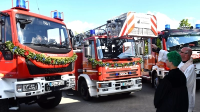 Pfarrerin Rebecca Schüler und Pfarrer Daniel Bittel stellten die Fahrzeuge und das sanierte Feuerwehrhaus unter den Schutz Gottes. (Foto: Gudrun Schwarz)