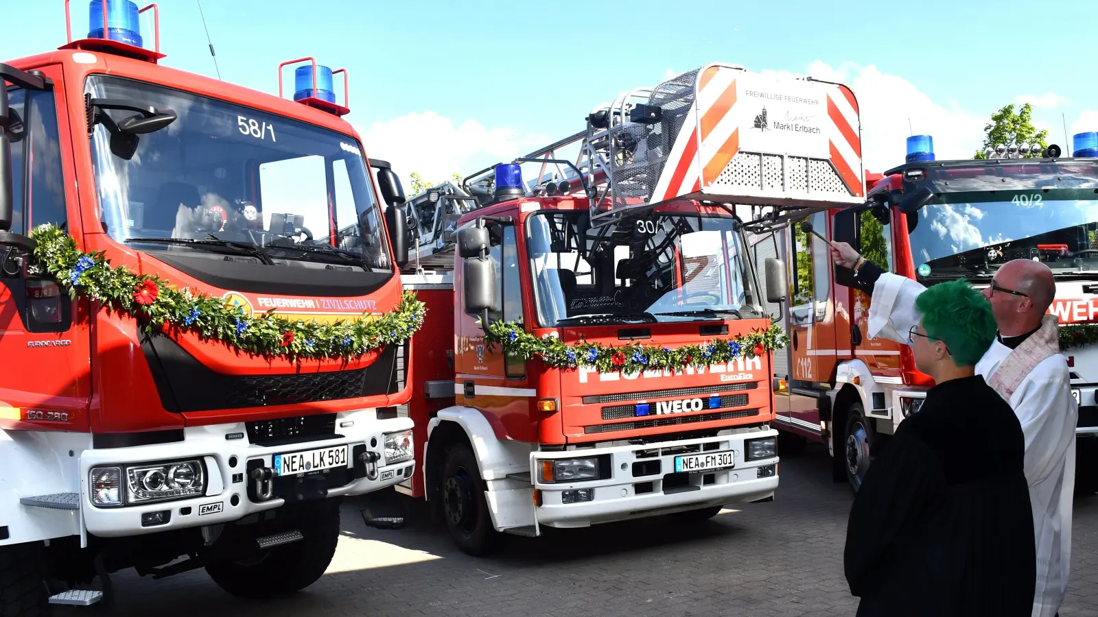 Pfarrerin Rebecca Schüler und Pfarrer Daniel Bittel stellten die Fahrzeuge und das sanierte Feuerwehrhaus unter den Schutz Gottes. (Foto: Gudrun Schwarz)