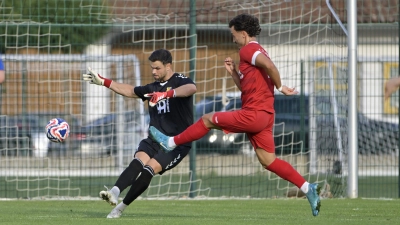 In der ersten Halbzeit bewahrte SVG-Torwart Daniel Himmrich (hier gegen den Feuchter Darko Lukic) sein Team vor einem noch höheren Rückstand. (Foto: Martin Rügner)