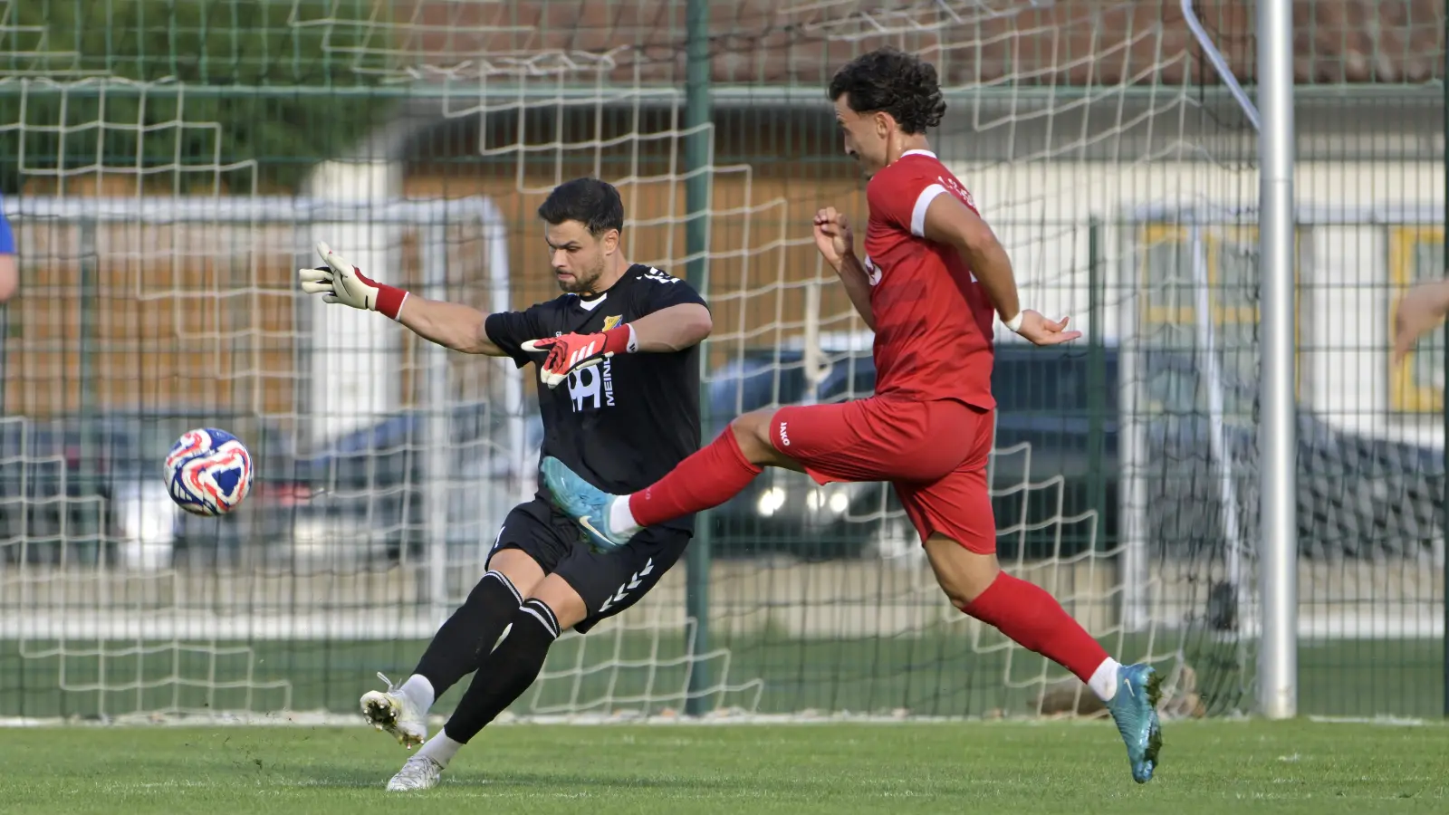 In der ersten Halbzeit bewahrte SVG-Torwart Daniel Himmrich (hier gegen den Feuchter Darko Lukic) sein Team vor einem noch höheren Rückstand. (Foto: Martin Rügner)
