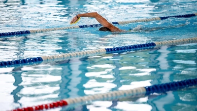 Auch Erwachsene können schwimmen lernen.  (Foto: Sina Schuldt/dpa/dpa-tmn)