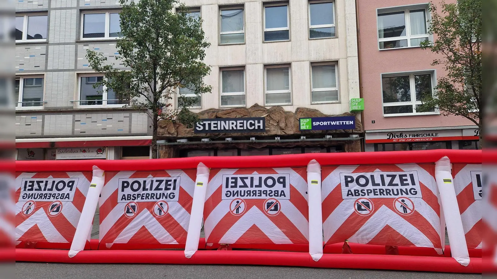 Bei Schüssen in einem Wettbüro in der Innenstadt von Gießen sind drei Menschen verletzt worden.  (Foto: Carolin Eckenfels/dpa)