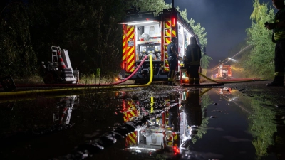 Mehr als 180 Einsatzkräfte waren am Dienstag mit der Bekämpfung des Feuers beschäftigt. (Foto: Pia Bayer/dpa)